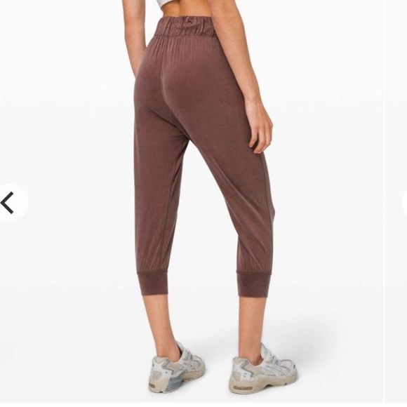 Lululemon cropped jogger - Picture 2 of 10